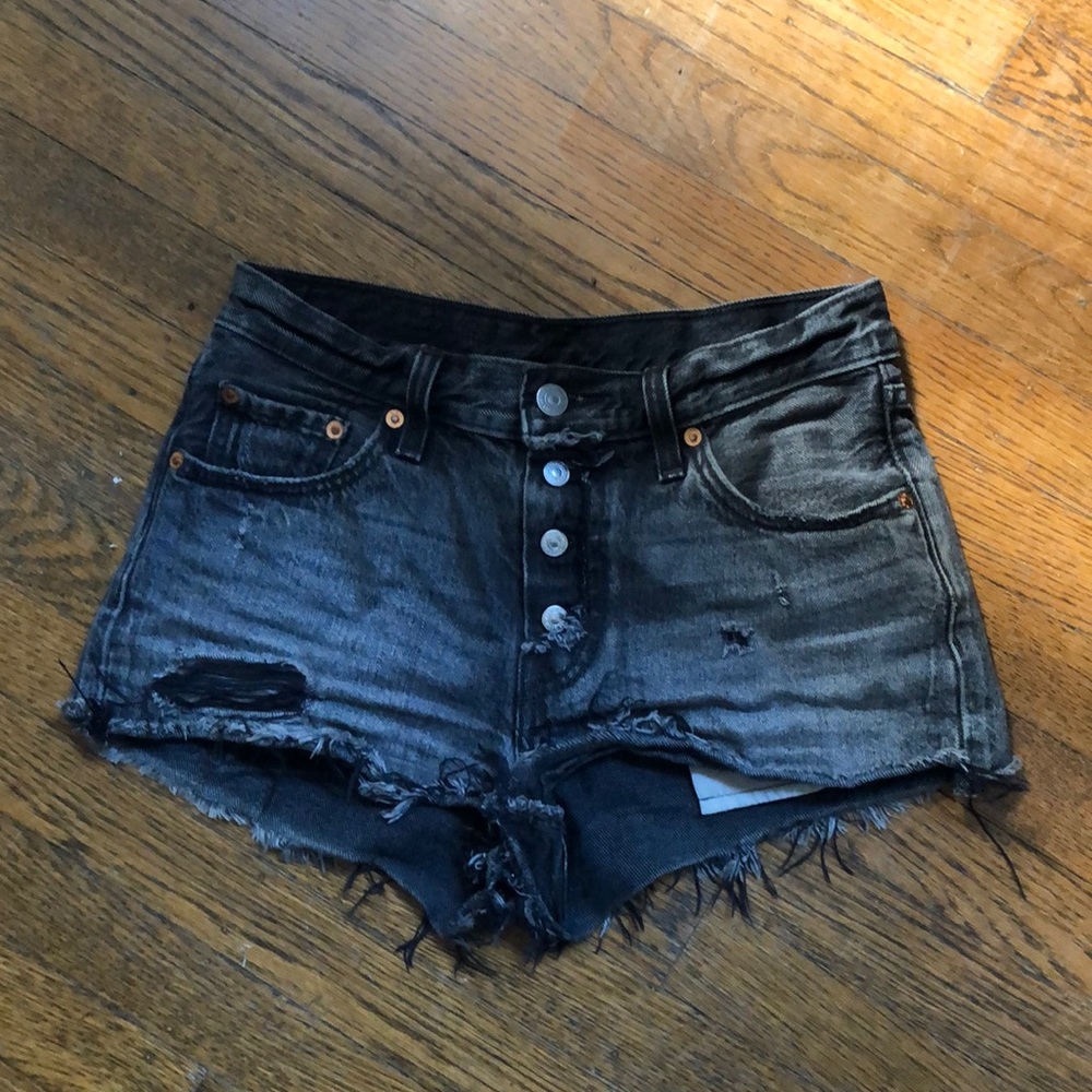 Black Levi’s denim shorts